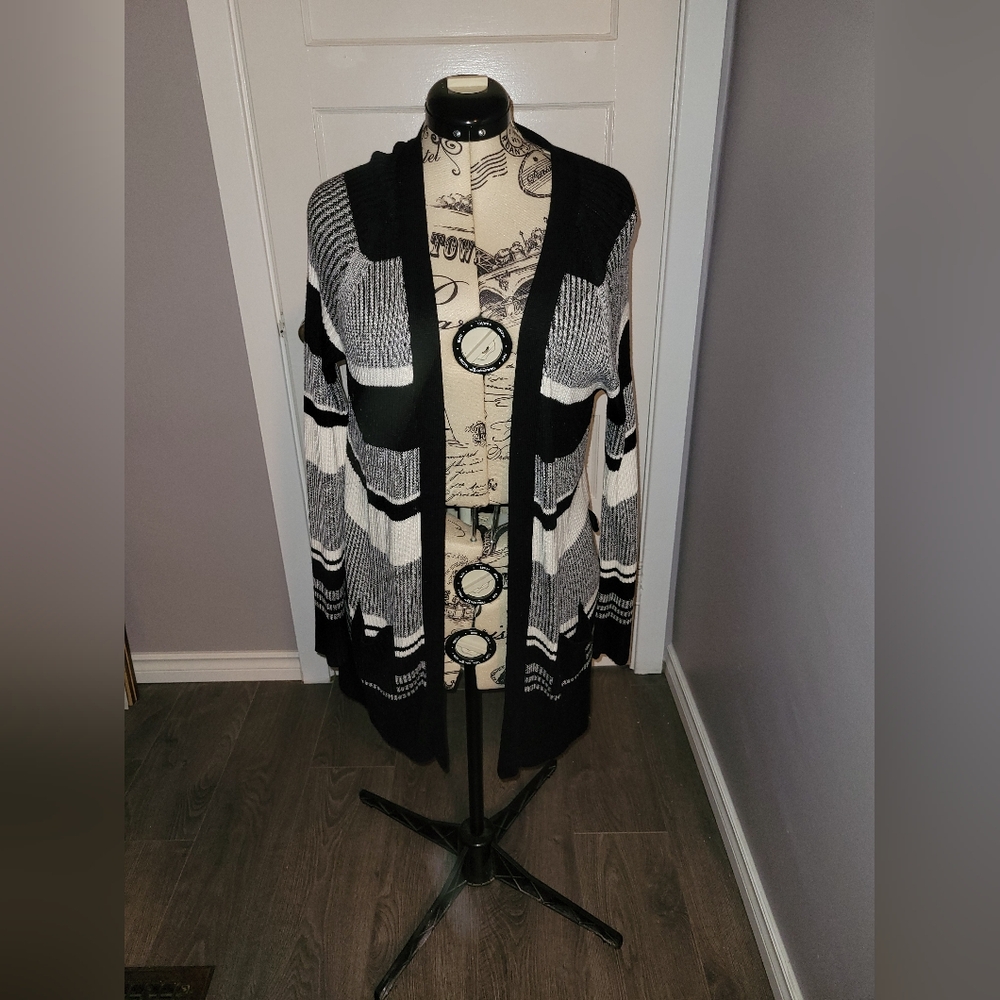 🧡 Black and white cardigan